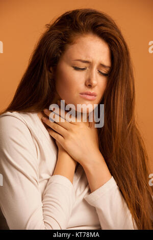 Grippe maladie maux de gorge woman resting in bed Banque D'Images