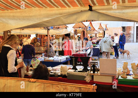 Marché d'antiquités dans le Campo San Maurizio, Venise. Mercatino dell'Antiquariato di Campo San Maurizio Banque D'Images