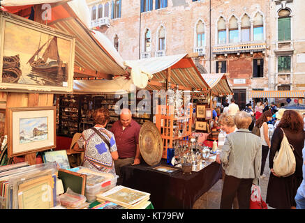 Marché d'antiquités dans le Campo San Maurizio, Venise. Mercatino dell'Antiquariato di Campo San Maurizio Banque D'Images