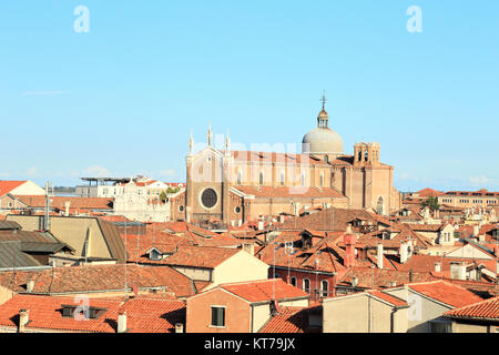 Vue supérieure panorama sur les toits des maisons anciennes à Venise, la basilique dei Santi Giovanni e Paolo Banque D'Images