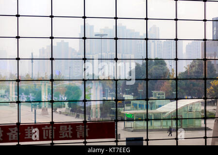 Des immeubles de grande hauteur sont à peine visibles à travers la pollution en Chengdudong Gare en Chine Banque D'Images