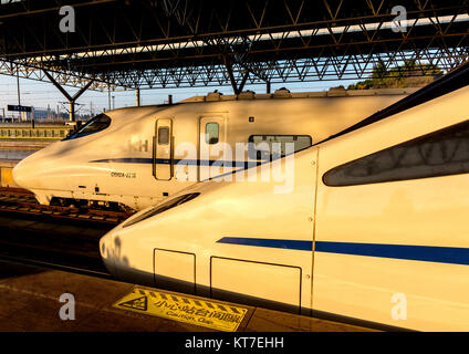 Deux types de trains à grande vitesse à Yichang à la gare est dans la province de Hubei de Chine Banque D'Images
