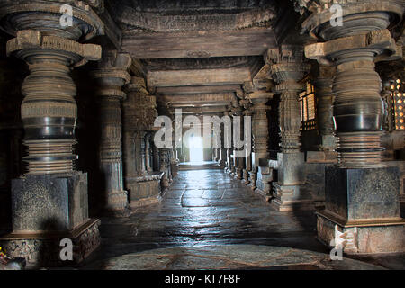 Vue intérieure de l'Hoysaleswara Temple Hoysala, style, Halebidu, Karnataka, Inde du Sud. Banque D'Images