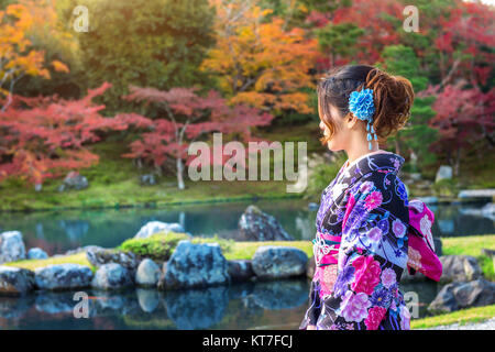 Asian woman wearing kimonos traditionnels japonais en automne parc. Le Japon Banque D'Images