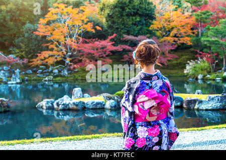 Asian woman wearing kimonos traditionnels japonais en automne parc. Le Japon Banque D'Images