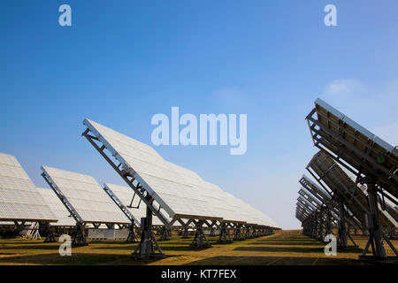 Un champ de panneaux solaires photovoltaïques fournissant de l'énergie verte Banque D'Images