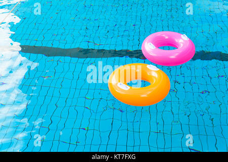 Piscine colorés bagues sur l'eau Banque D'Images