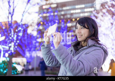 Woman taking photo avec décoration de Noël Banque D'Images