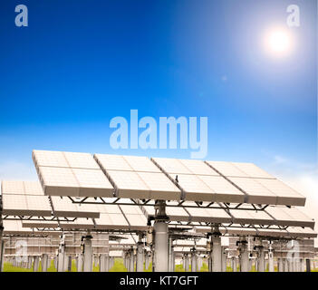 Panneau solaire moderne avec système de suivi du soleil Banque D'Images