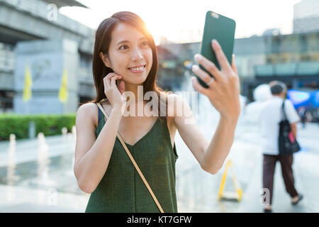 Prendre femme par selfies at outdoor Banque D'Images