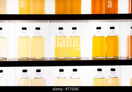 Collection de whisky écossais dans le showroom Banque D'Images