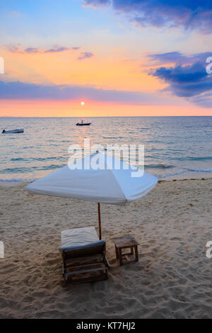 Coucher de soleil sur Nosy Be Madagascar plage avec transat Banque D'Images