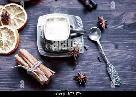 Tasse à café et soucoupe sur une surface en bois Banque D'Images