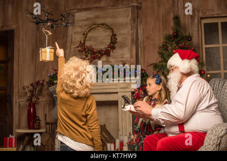 Le Père Noël avec les enfants à l'aide de drone hexacopter Banque D'Images