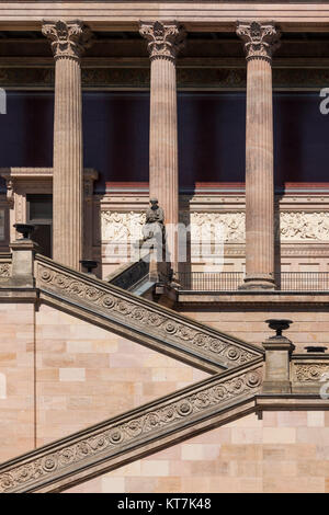 Detaillaufnahme der Freitreppe aus Sandstein der alten Nationalgalerie Berlin auf der Museumsinsel Banque D'Images