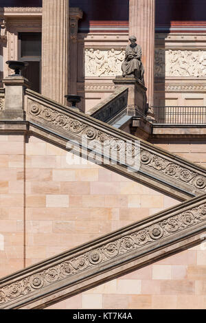 Detaillaufnahme der Freitreppe aus Sandstein der alten Nationalgalerie Berlin auf der Museumsinsel Banque D'Images