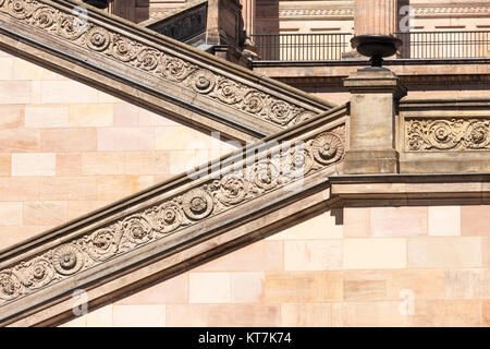 Detaillaufnahme der Freitreppe aus Sandstein der alten Nationalgalerie Berlin auf der Museumsinsel Banque D'Images