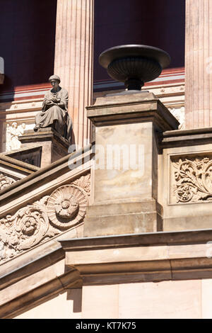 Detaillaufnahme Hauptfassade und der Freitreppe aus Sandstein der alten Nationalgalerie Berlin auf der Museumsinsel Banque D'Images