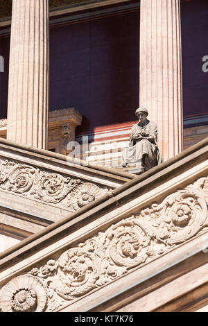 Detaillaufnahme der Freitreppe aus Sandstein der alten Nationalgalerie Berlin auf der Museumsinsel Banque D'Images