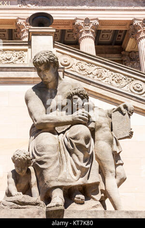 Treppenaufgang Zur Alten Nationalgalerie auf der Museumsinsel à Berlin mit Skulpturen vor der Säulenfassade Banque D'Images