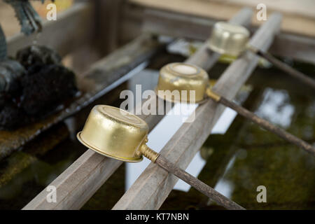 Louche de l'eau dans le temple japonais Banque D'Images