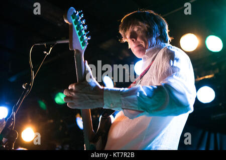 Le chanteur, auteur-compositeur et musicien Thurston Moore est mieux connu comme le chanteur et guitariste du groupe de rock Sonic Youth. Ici Thurston Moore effectue un concert live avec la bande à Thurston Moore John Dee dans Oslo. La Norvège, 15/11 2015. Banque D'Images