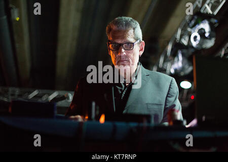 L'American post-pun et new wave Tuxedomoon effectue un concert live à Vulkan Arena à Oslo. Ici le compositeur, chanteur et musicien Blaine L. Reininger est vu sur scène. La Norvège, 29/05 2016. Banque D'Images