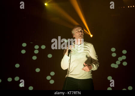 Le groupe de musique électronique britannique Underworld effectue un concert live à l'Alexandra Palace à Londres. Ici singer Karl Hyde est vu sur scène. Royaume-uni, 18/03 2017. Banque D'Images