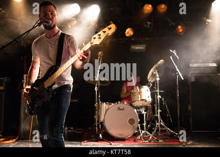 Le groupe punk britannique homme jeunesse effectue un concert live à John Dee dans Oslo. Ici bassiste Miles Cocker est vu sur scène. La Norvège, 14/03 2017. Banque D'Images