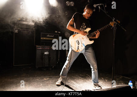 Le groupe punk britannique homme jeunesse effectue un concert live à John Dee dans Oslo. Ici chanteur et guitariste Kaila Whyte est vu sur scène. La Norvège, 14/03 2017. Banque D'Images