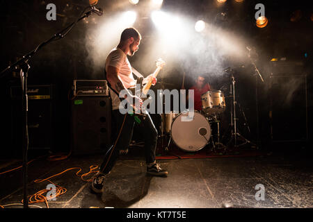 Le groupe punk britannique homme jeunesse effectue un concert live à John Dee dans Oslo. Ici bassiste Miles Cocker est vu sur scène. La Norvège, 14/03 2017. Banque D'Images