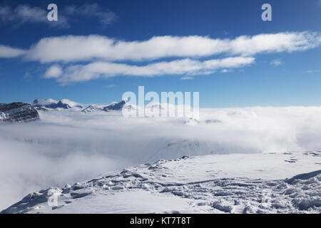 Pente enneigée et soleil montagne sous les nuages au soleil de nice 24. Montagnes du Caucase en hiver, la Géorgie, la région Gudauri. Kudebi point de vue au sommet du mont. Banque D'Images