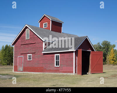 Chop House au Bar U Ranch. Construit à l'origine comme une grange environ 1909. Il a été utilisé pour stocker et scier un mélange de céréales pour l'alimentation des bovins. Alberta, Canada Banque D'Images