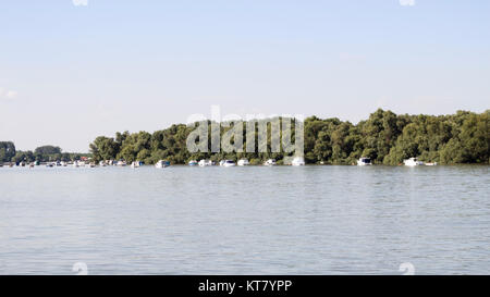 Bateaux ancrés sur le Danube avec beau ciel bleu Banque D'Images