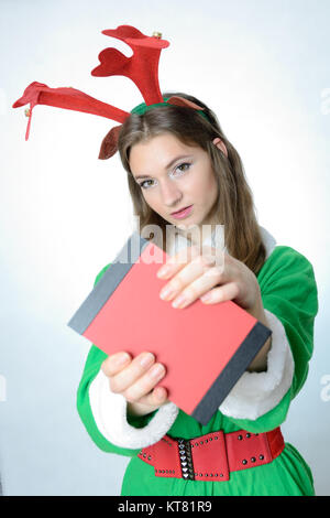 Jeune modèle féminin, une séance de photo de Noël. Jeune fille de 20 ans en costume de renne. Banque D'Images