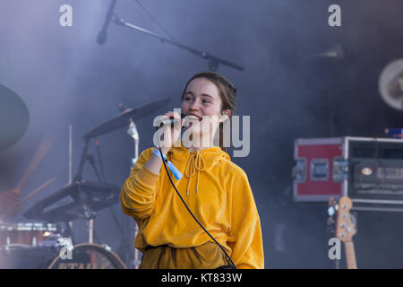 La Norvège, Tonsberg - Juillet 12, 2017. La chanteuse et compositrice norvégienne Sigrid effectue un concert live au cours de la Norwegian music festival Festival 2017 Slottsfjell. Banque D'Images