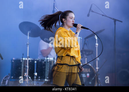 La Norvège, Tonsberg - Juillet 12, 2017. La chanteuse et compositrice norvégienne Sigrid effectue un concert live au cours de la Norwegian music festival Festival 2017 Slottsfjell. Banque D'Images