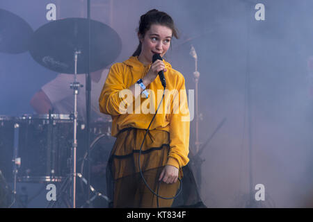 La Norvège, Tonsberg - Juillet 12, 2017. La chanteuse et compositrice norvégienne Sigrid effectue un concert live au cours de la Norwegian music festival Festival 2017 Slottsfjell. Banque D'Images