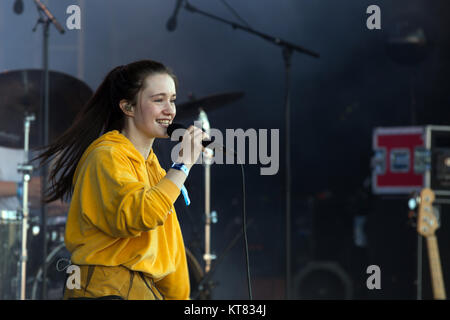 La Norvège, Tonsberg - Juillet 12, 2017. La chanteuse et compositrice norvégienne Sigrid effectue un concert live au cours de la Norwegian music festival Festival 2017 Slottsfjell. Banque D'Images