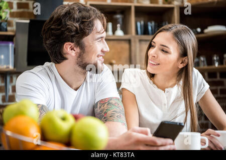 Couple using smartphone Banque D'Images