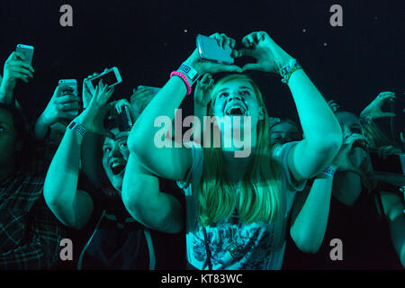 Concert des amateurs de sexe féminin assister à un concert avec le groupe de rock anglais le 1975 à Oslo Spektrum. La Norvège, 05/04 2016. Banque D'Images