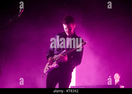 Le groupe de rock indépendant Anglais Le 1975 effectue un concert live à Oslo Spektrum. Ici le guitariste Adam Hann est vu sur scène. La Norvège, 05/04 2016. Banque D'Images
