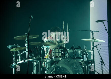 Le groupe de rock indépendant Anglais Le 1975 effectue un concert live à Oslo Spektrum. Ici le batteur George Daniel est vu sur scène. La Norvège, 05/04 2016. Banque D'Images