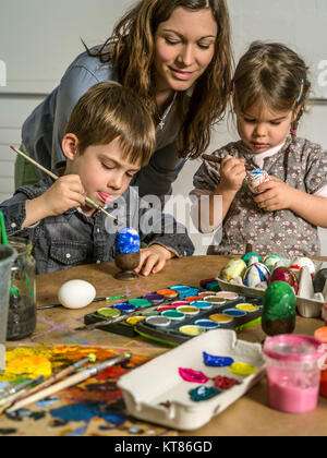 La décoration des œufs de Pâques en Famille Banque D'Images