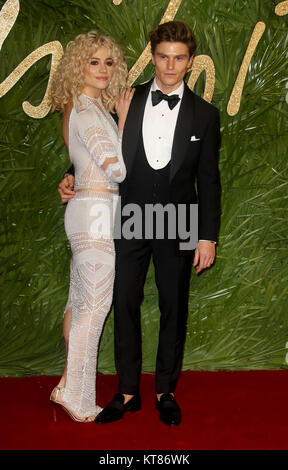 Dec 4, 2017 - Pixie Lott et Oliver Cheshire participant à la Fashion Awards 2017 au Royal Albert Hall à Londres, Angleterre, RU Banque D'Images
