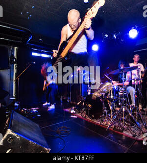 Le groupe de metalcore américain Orange Code effectue un concert live à bêta dans Copenhague. Ici le bassiste Joe Goldman est vu sur scène. Le Danemark, 09/11 2015. Banque D'Images