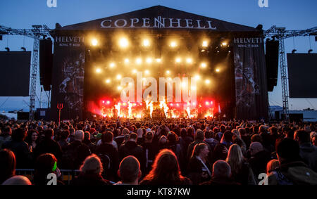 Heavy metal énergique fans assister à un des nombreux concerts au cours de l'heavy metal et hard rock music festival Copenhell à Copenhague. Ici le concert La foule est rassemblée devant la scène principale. Le Danemark, 19/06 2015. Banque D'Images