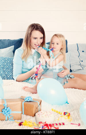 Mère et fille s'amusant avec boîte cadeau d'anniversaire et de ballons. Mère et fille enfant s'amusant. Famille heureuse Banque D'Images