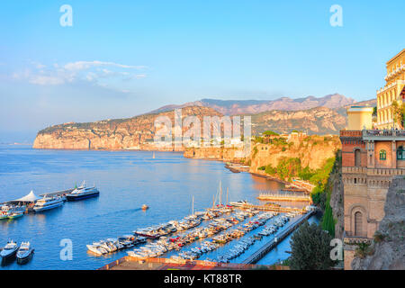 Coucher de soleil au Port de Marina Grande à Sorrento, en mer Tyrrhénienne côte d'Amalfi, Italie Banque D'Images