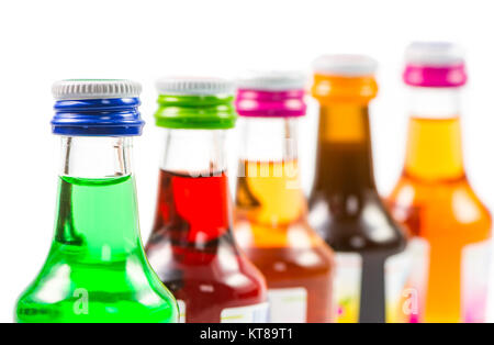 Diverses bouteilles de liqueur isolé avec boissons parti Banque D'Images